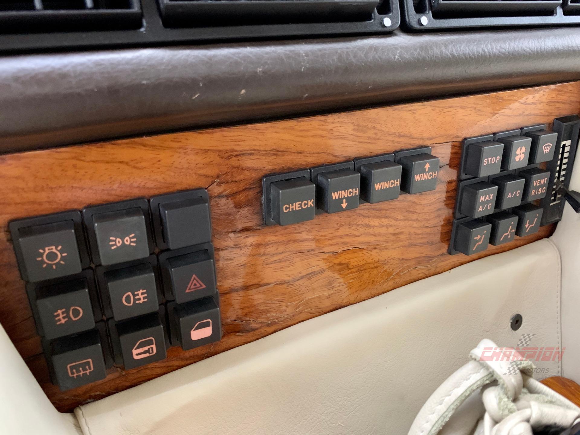 1989LM002